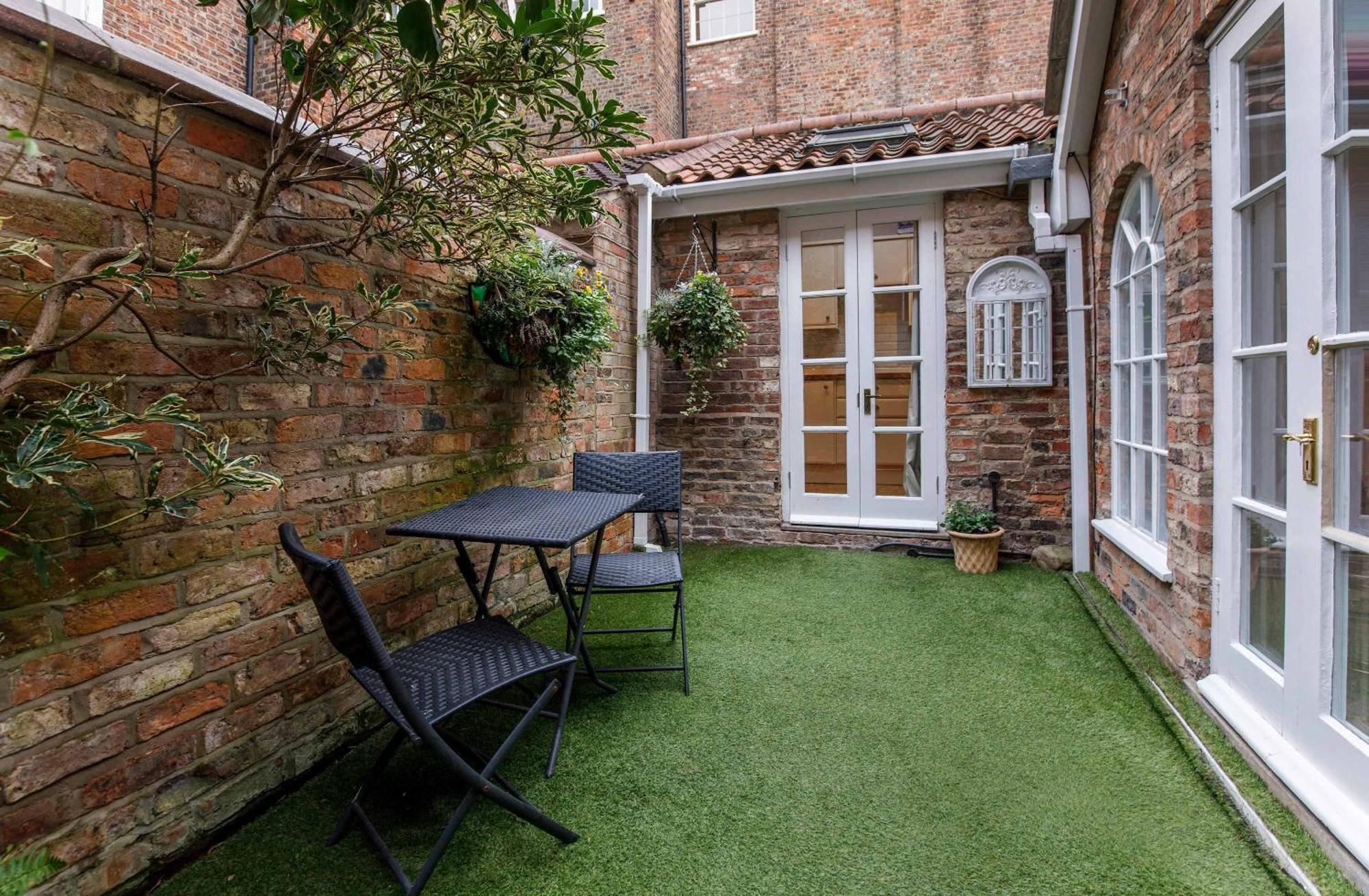 Monk Bar Garden Hideaway Villa York Exterior photo
